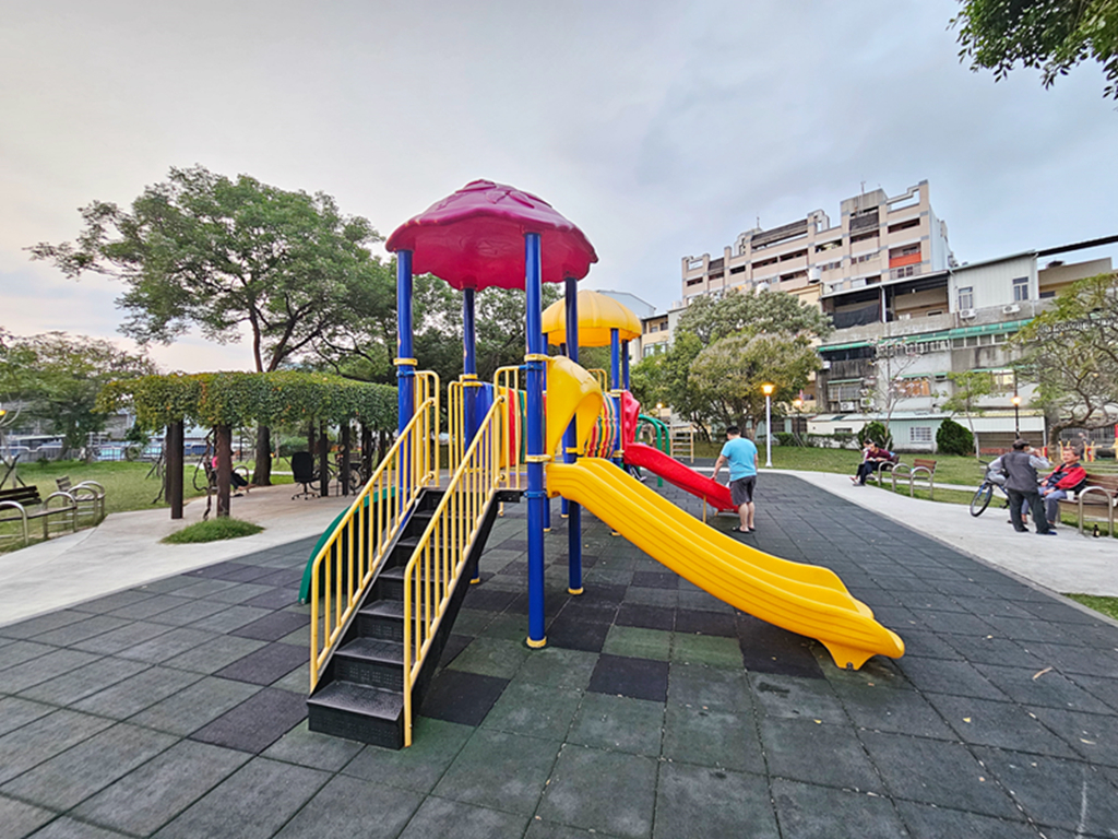 【台中特色公園】三角盪盪機~大里金城社區公園｜彩虹溜滑梯組｜小型攀爬堡｜臺中美樂地｜