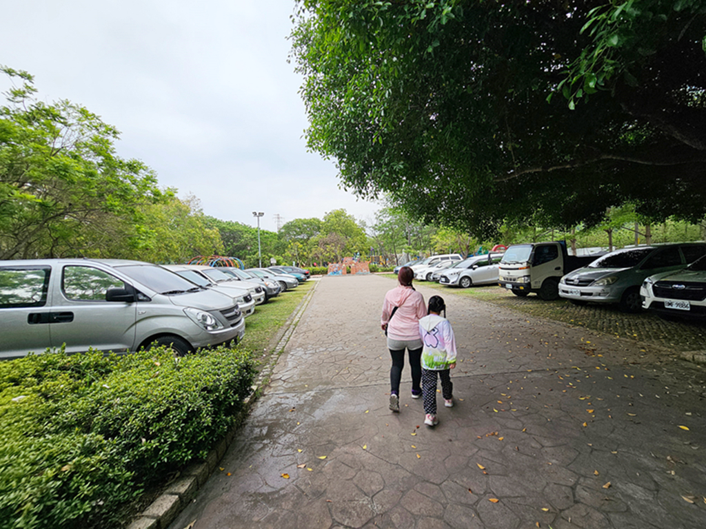 【台中特色公園】梅花鹿磨石子造型溜滑梯~塗城里社區公園｜退役戰車｜跳跳床｜蹺蹺板＆盪鞦韆｜臺中美樂地