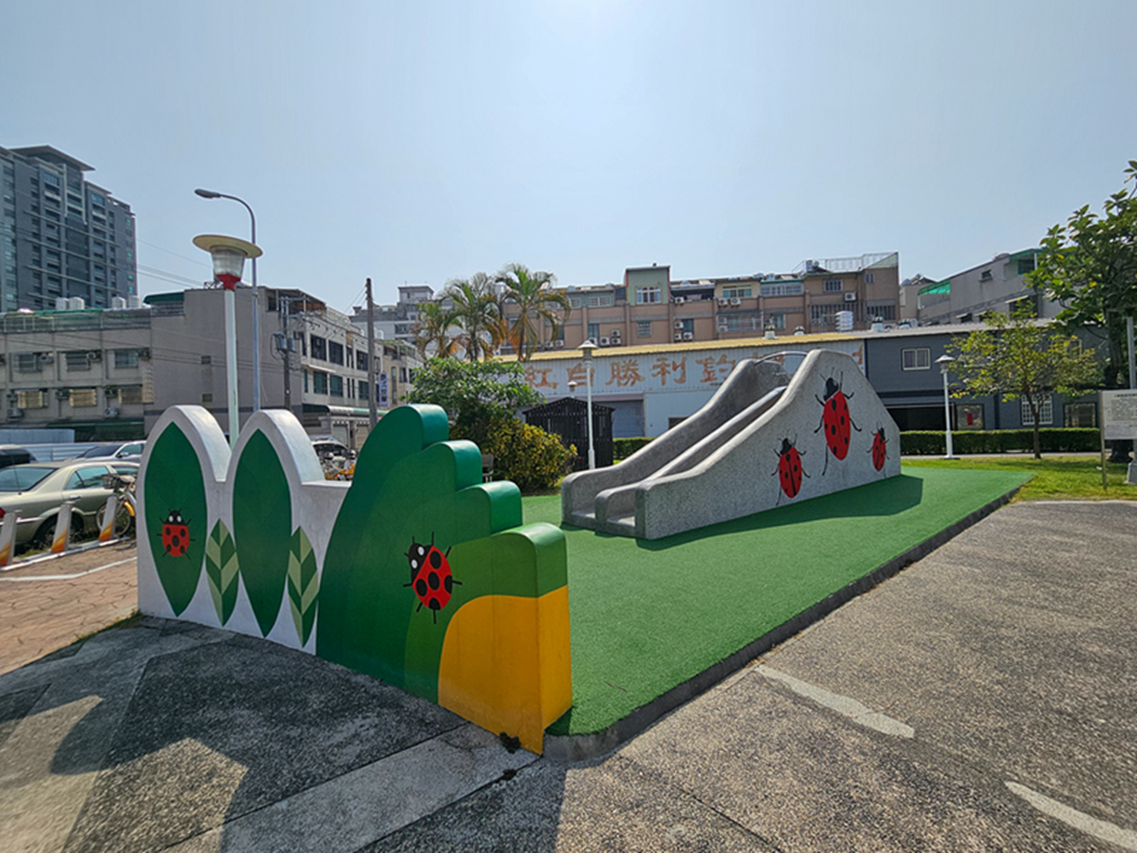【台中特色公園】瓢蟲彩繪溜滑梯~大里大新兒童公園|多功能滑梯組|地上瓢蟲彩繪|臺中美樂地 - 第2張圖