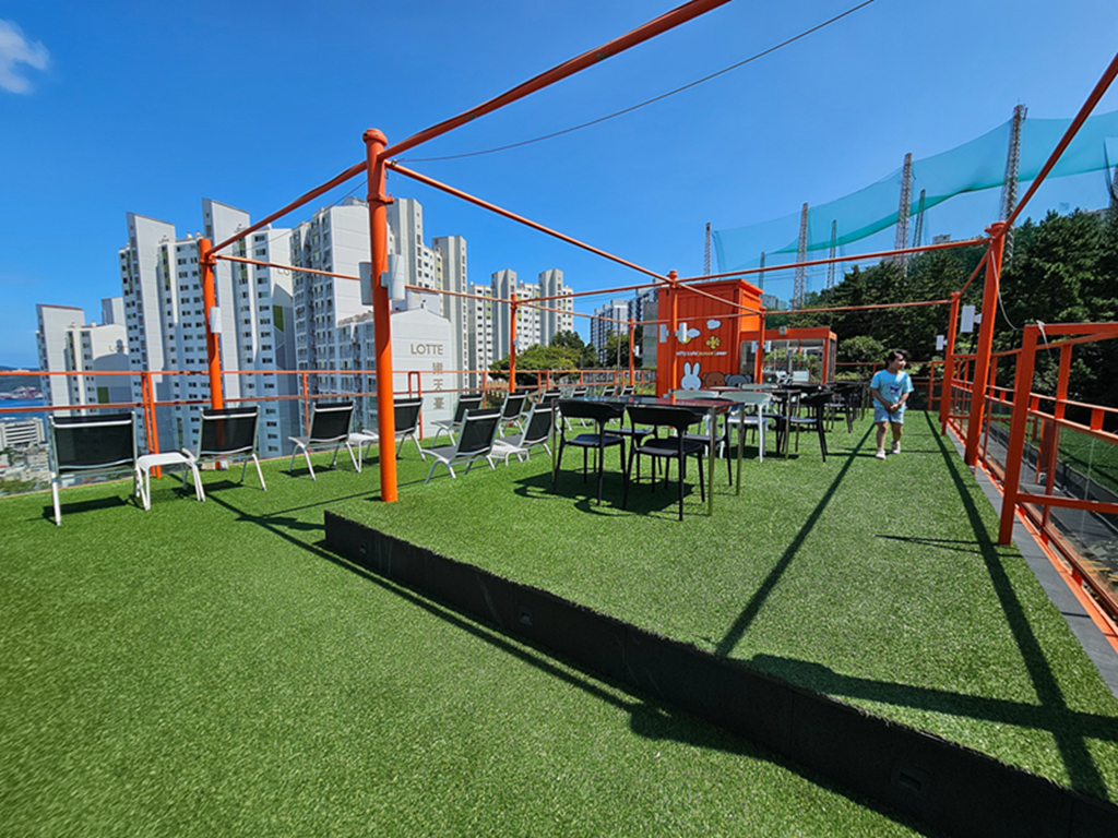 【韓國釜山景點】置身米飛兔童話世界的唯美角落~釜山 Miffy Café│通往米飛世界的橘色階梯│兔界朝聖地!🐰✨│透明貨櫃屋打卡地標 - 第28張圖