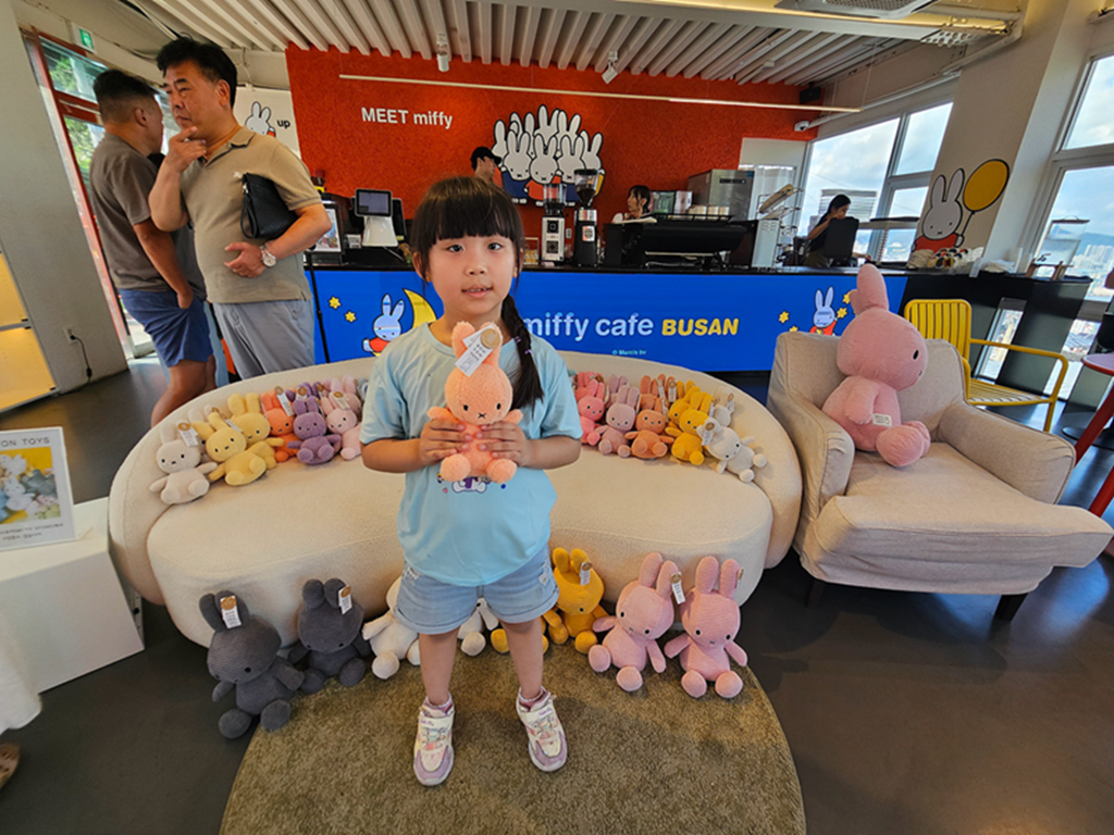 【韓國釜山景點】置身米飛兔童話世界的唯美角落~釜山 Miffy Café│通往米飛世界的橘色階梯│兔界朝聖地!🐰✨│透明貨櫃屋打卡地標 - 第32張圖