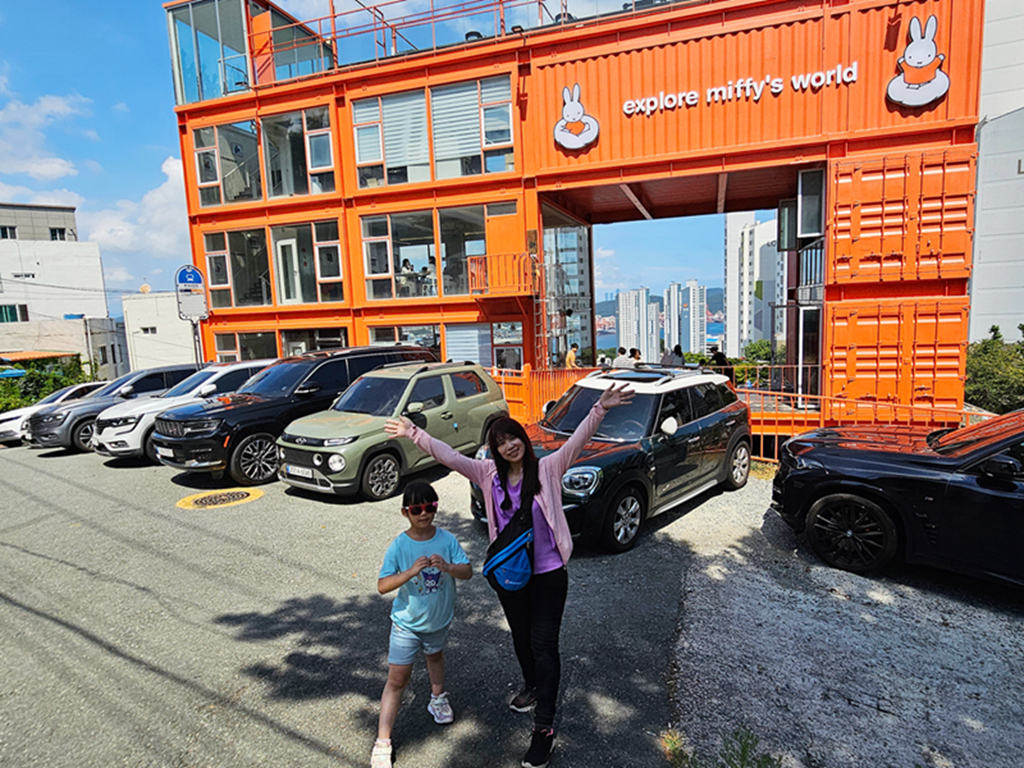 【韓國釜山景點】置身米飛兔童話世界的唯美角落~釜山 Miffy Café│通往米飛世界的橘色階梯│兔界朝聖地!🐰✨│透明貨櫃屋打卡地標 - 第35張圖