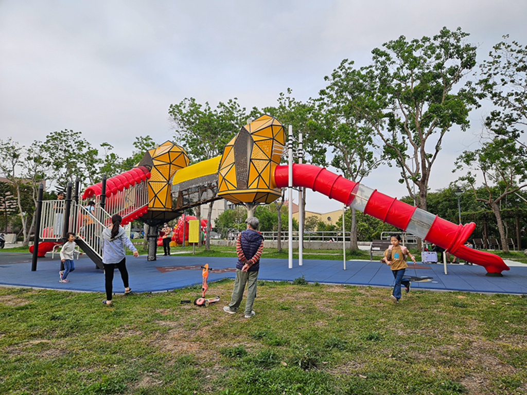 【台中特色公園】大黃蜂奇幻溜滑梯~大里瑞城公園｜綠色能量補給站｜親子同樂首選一起放電｜臺中美樂地