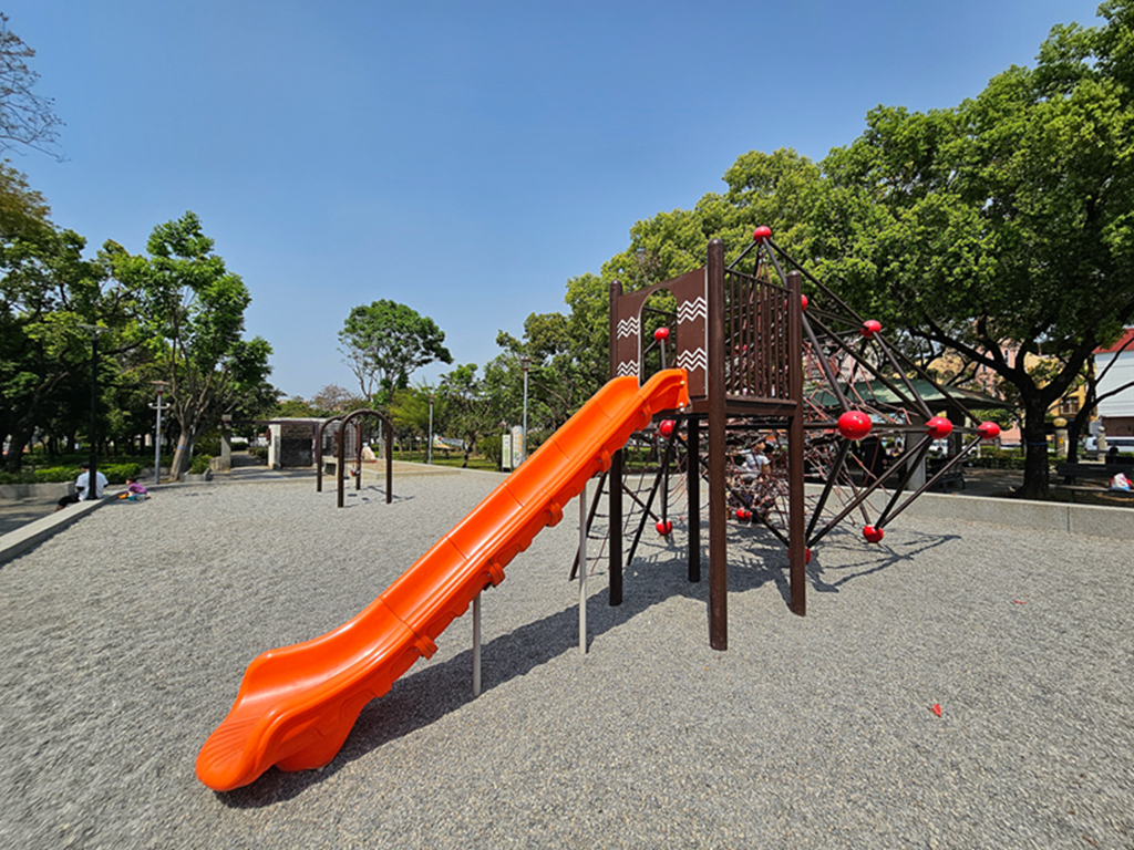 【台中特色公園】金字塔攀爬溜滑梯~大里環保公園｜共融盪鞦韆｜遊戲沙坑區｜大型攀爬網｜臺中美樂地