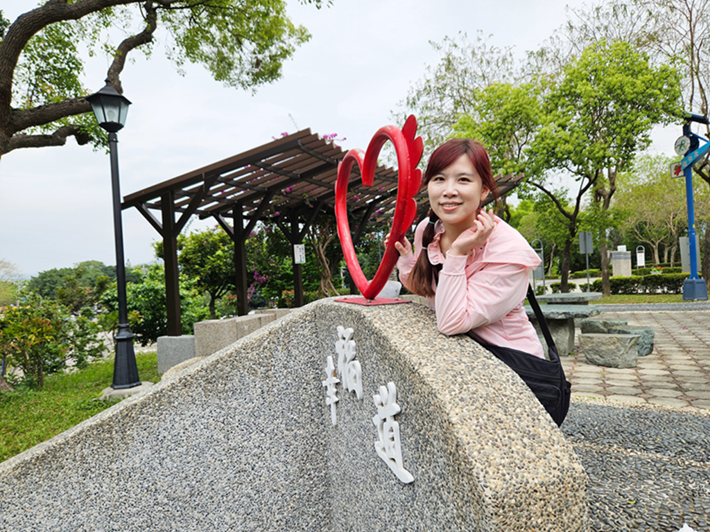 【台中特色公園】彩繪階梯+幸福道+超長溜滑梯~大平九二一震災紀念公園|多元溜滑梯組合遊具|繩索擺盪鞦韆|重直旋轉鞦韆 - 第3張圖 【台中特色公園】彩繪階梯+幸福道+超長溜滑梯~大平九二一震災紀念公園|多元溜滑梯組合遊具|繩索擺盪鞦韆|重直旋轉鞦韆