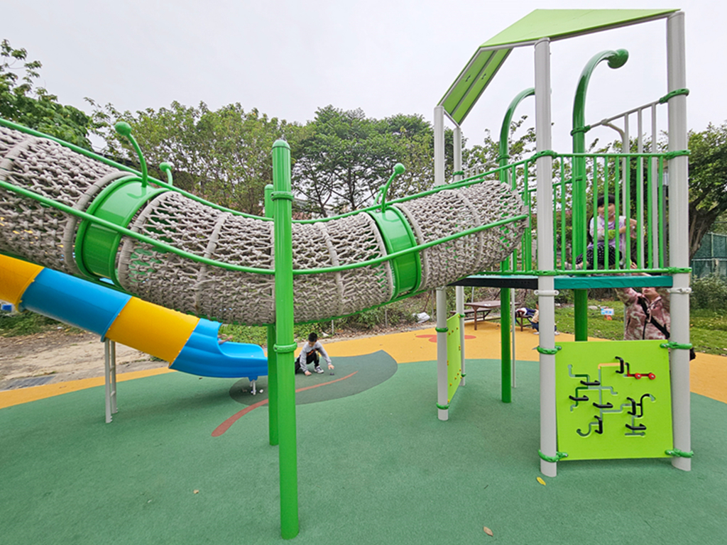 【台中特色公園】🐛 毛毛蟲元素主題溜滑梯~太平八德公園｜毛毛蟲攀爬架＋荔枝球｜踏階形式裝置+網狀通道｜臺中美樂地