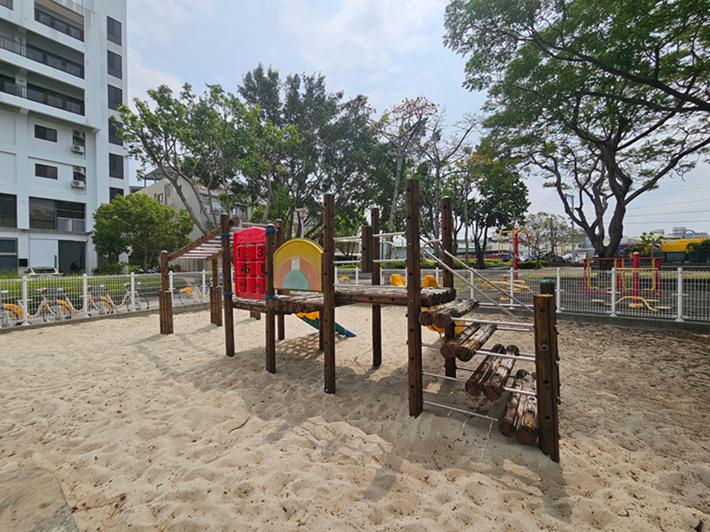 【台中特色公園】超.萌.共融遊具~大里仁堤公園|沙坑滑梯|毛毛蟲拍拍區|臺中美樂地 - 第3張圖