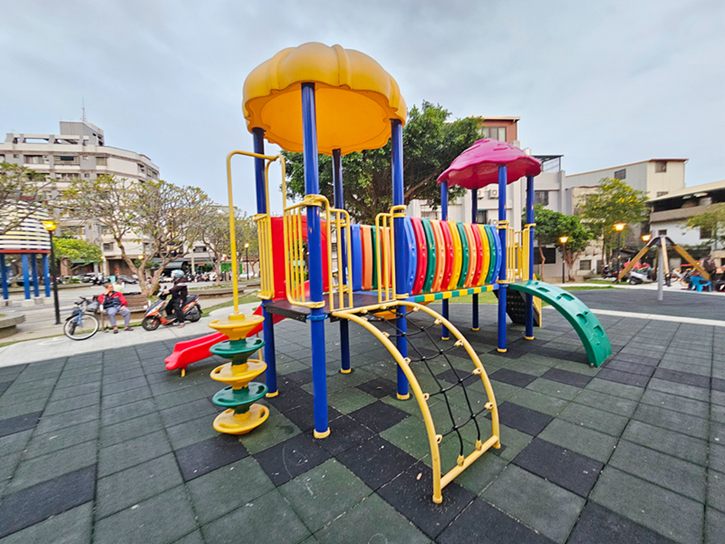 【台中特色公園】三角盪盪機~大里金城社區公園｜彩虹溜滑梯組｜小型攀爬堡｜臺中美樂地｜