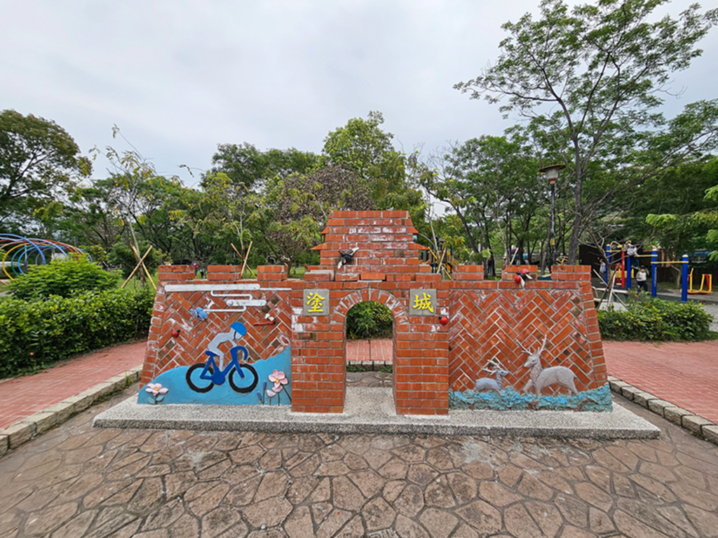 【台中特色公園】梅花鹿磨石子造型溜滑梯~塗城里社區公園|退役戰車|跳跳床|蹺蹺板&盪鞦韆|臺中美樂地 - 第3張圖 【台中特色公園】梅花鹿磨石子造型溜滑梯~塗城里社區公園|退役戰車|跳跳床|蹺蹺板&盪鞦韆|臺中美樂地