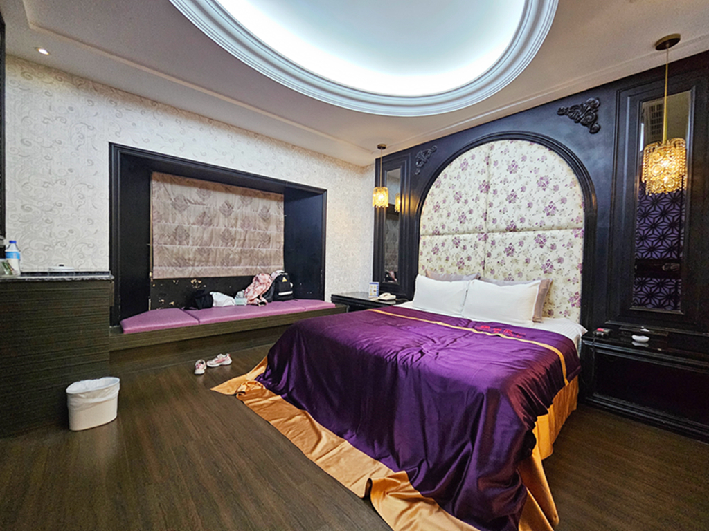 【台中住宿】歐洲宮廷房型~大里羅馬假期汽車旅館｜拱門造型＋花紋軟墊｜獨立玻璃淋浴間&大浴缸