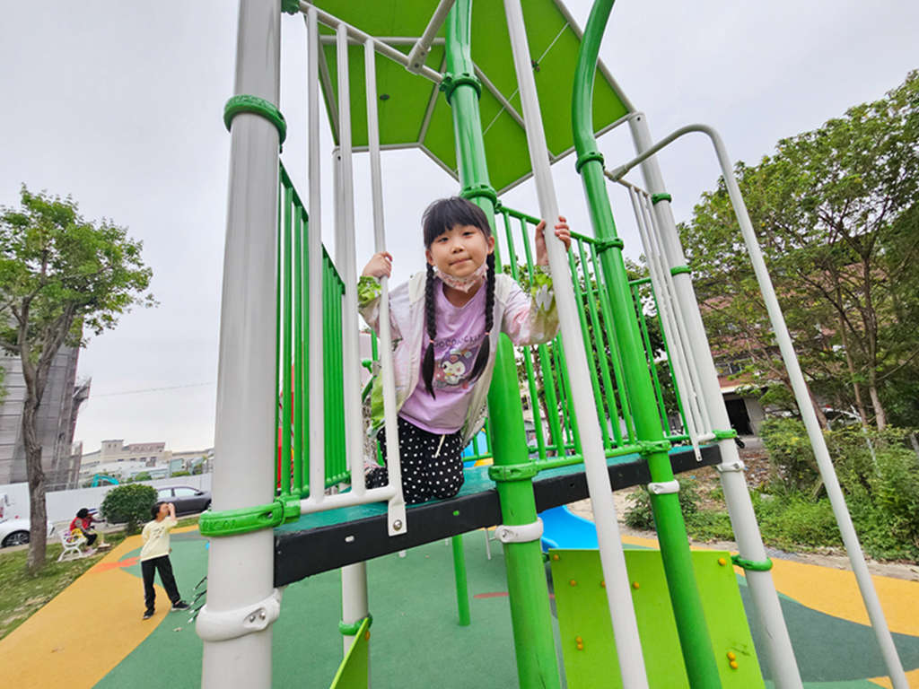 【台中特色公園】🐛 毛毛蟲元素主題溜滑梯~太平八德公園｜毛毛蟲攀爬架＋荔枝球｜踏階形式裝置+網狀通道｜臺中美樂地