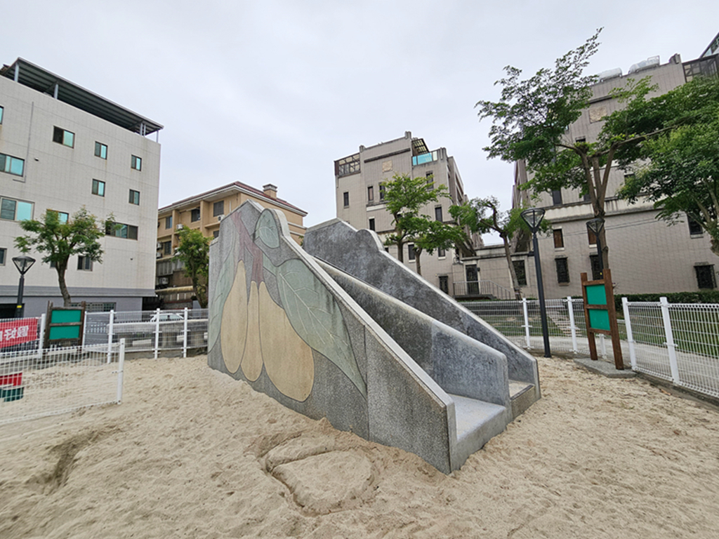 【台中特色公園】枇杷磨石子彩繪溜滑梯~太平兒1公園｜溜滑梯＋盪鞦韆＋沙坑｜臺中美樂地
