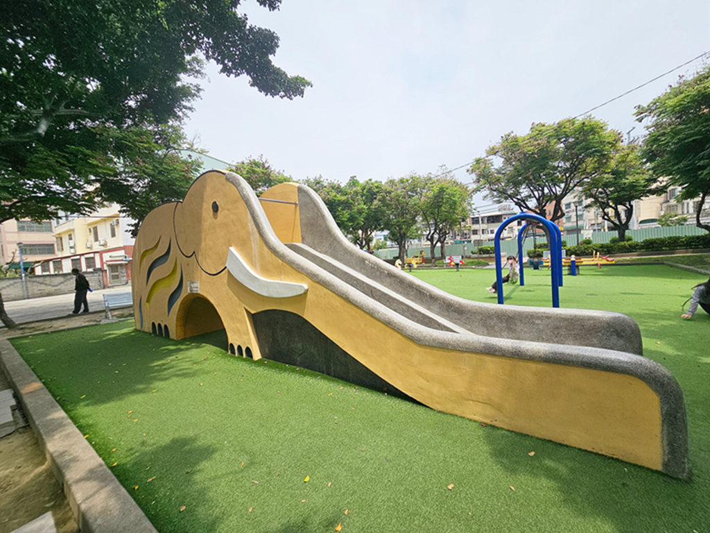 【台中特色公園】大象磨石子溜滑梯~大里文化公園|🐘+🐴+⚖️+🪽 遊具界四天王:大象滑梯、搖搖馬、蹺蹺板、盪鞦韆|臺中美樂地 - 第4張圖