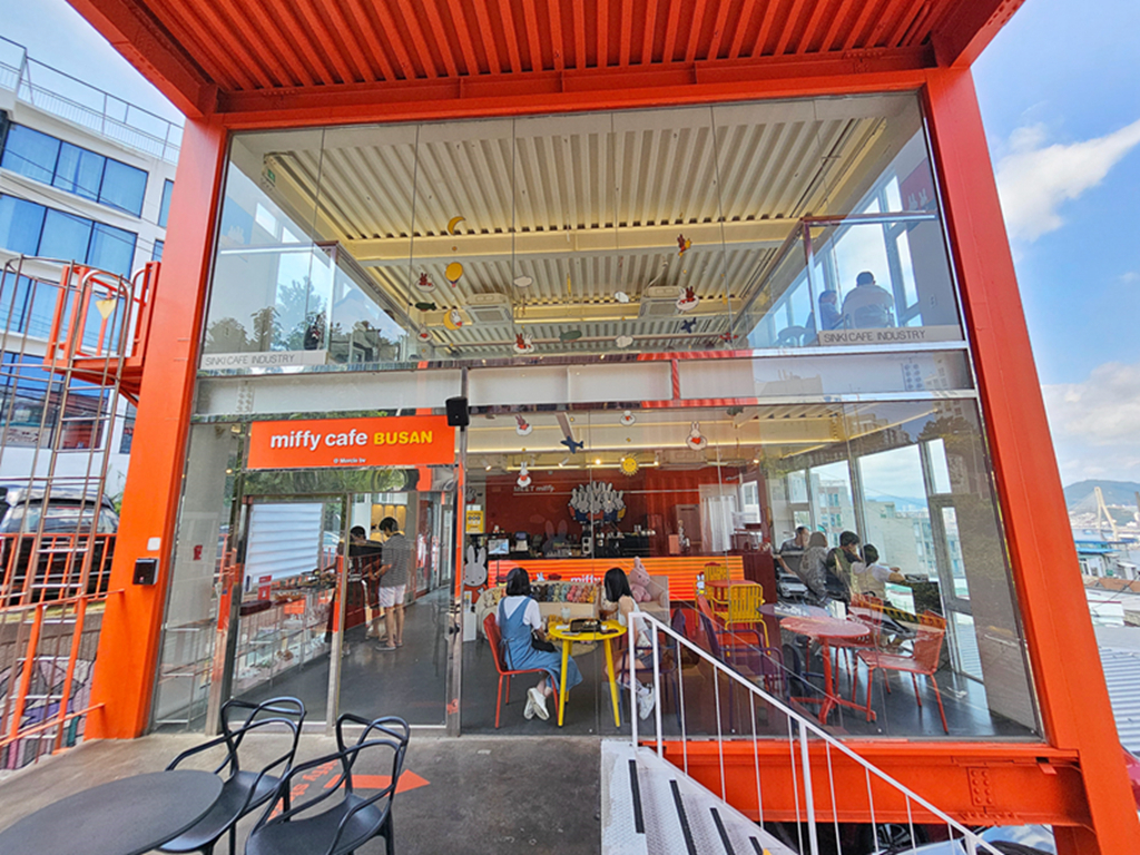 【韓國釜山景點】置身米飛兔童話世界的唯美角落~釜山 Miffy Café│通往米飛世界的橘色階梯│兔界朝聖地!🐰✨│透明貨櫃屋打卡地標 - 第4張圖