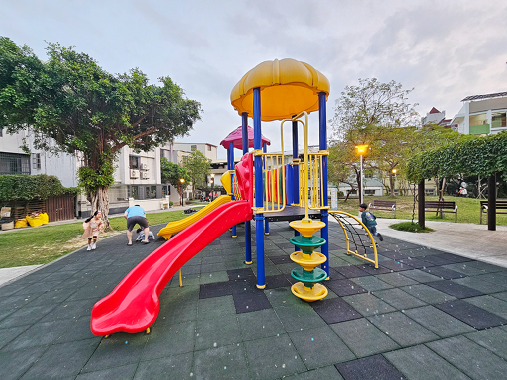 【台中特色公園】三角盪盪機~大里金城社區公園|彩虹溜滑梯組|小型攀爬堡|臺中美樂地| - 第4張圖 【台中特色公園】三角盪盪機~大里金城社區公園|彩虹溜滑梯組|小型攀爬堡|臺中美樂地|