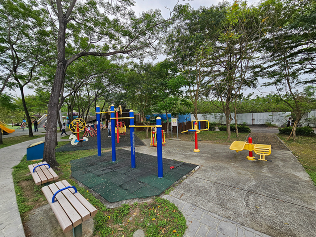 【台中特色公園】梅花鹿磨石子造型溜滑梯~塗城里社區公園|退役戰車|跳跳床|蹺蹺板&盪鞦韆|臺中美樂地 - 第4張圖 【台中特色公園】梅花鹿磨石子造型溜滑梯~塗城里社區公園|退役戰車|跳跳床|蹺蹺板&盪鞦韆|臺中美樂地