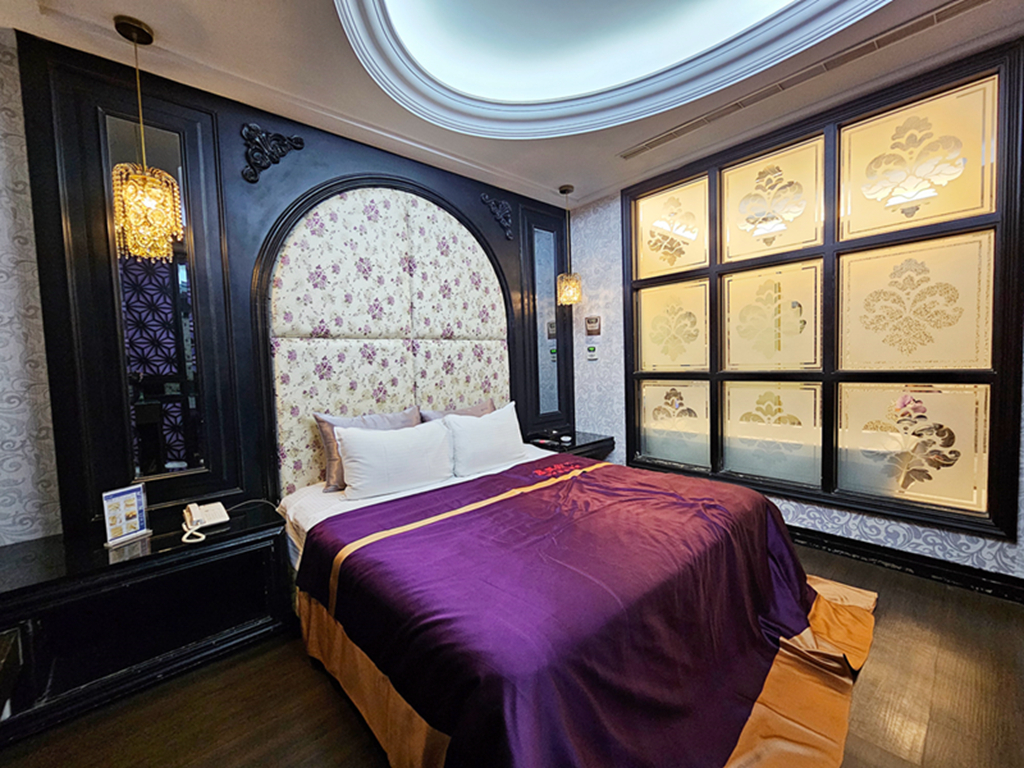 【台中住宿】歐洲宮廷房型~大里羅馬假期汽車旅館｜拱門造型＋花紋軟墊｜獨立玻璃淋浴間&大浴缸