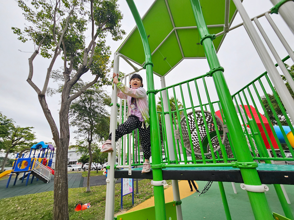 【台中特色公園】🐛 毛毛蟲元素主題溜滑梯~太平八德公園｜毛毛蟲攀爬架＋荔枝球｜踏階形式裝置+網狀通道｜臺中美樂地