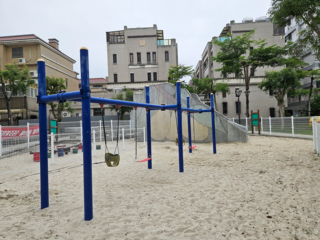 【台中特色公園】枇杷磨石子彩繪溜滑梯~太平兒1公園｜溜滑梯＋盪鞦韆＋沙坑｜臺中美樂地