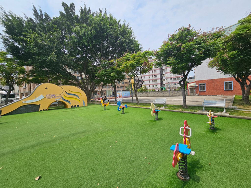 【台中特色公園】大象磨石子溜滑梯~大里文化公園|🐘+🐴+⚖️+🪽 遊具界四天王:大象滑梯、搖搖馬、蹺蹺板、盪鞦韆|臺中美樂地 - 第5張圖
