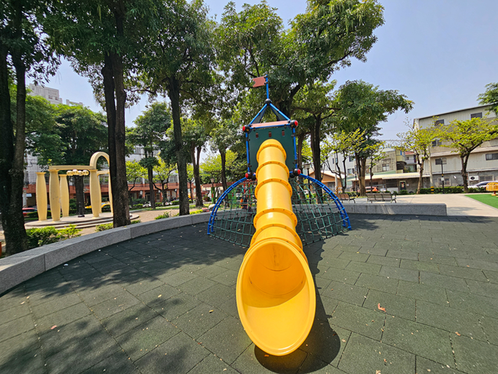 【台中特色公園】黃色彎管旋轉溜滑梯~大里日新社區公園|藍色小堡壘|溜滑梯+攀爬網+鞦韆+體健區|臺中美樂地 - 第5張圖