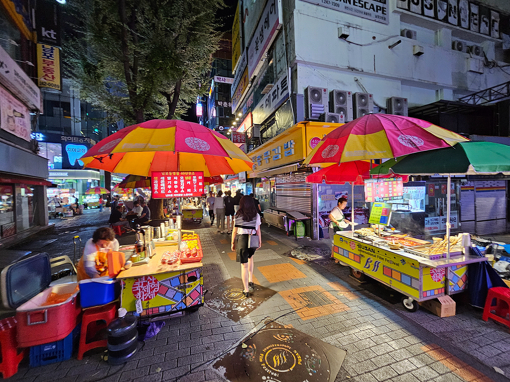 【韓國釜山景點】夜景＋氛圍＋消夜美食~釜山BIFF 廣場│小吃的天堂、卡路里的煉獄、荷包的地獄
