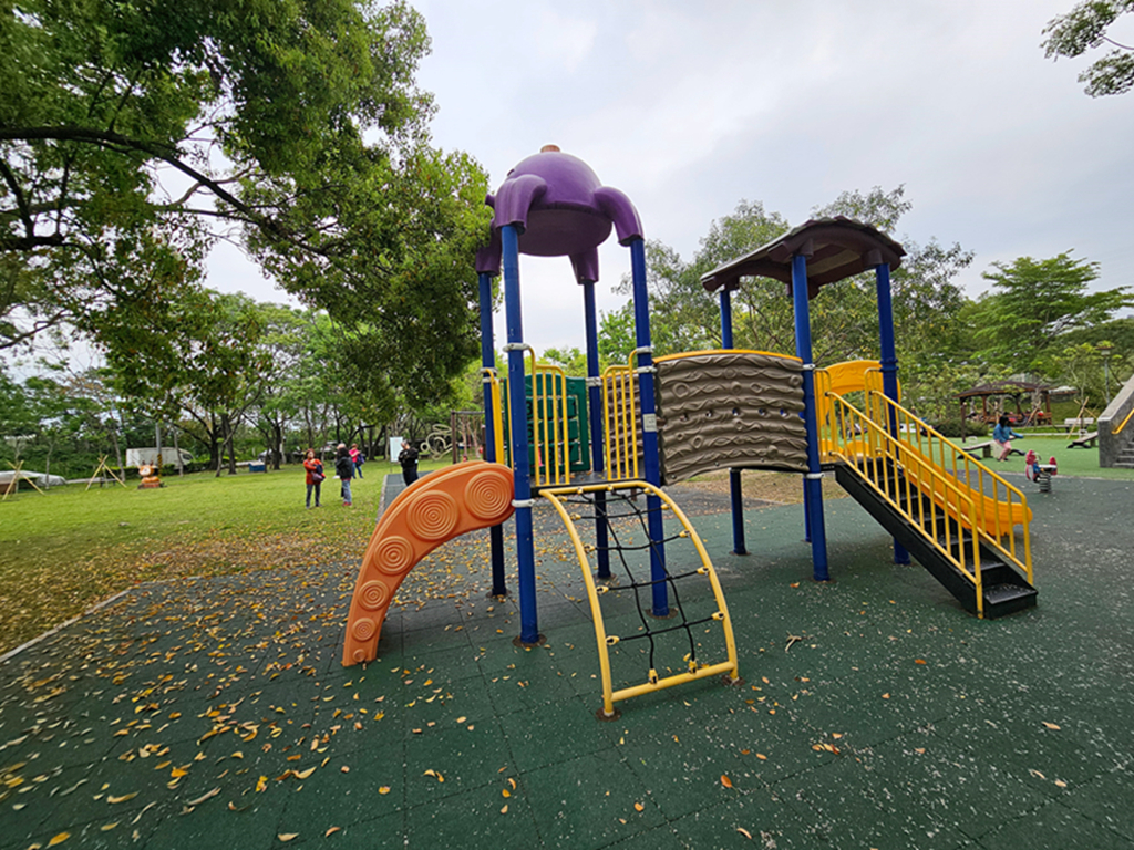 【台中特色公園】梅花鹿磨石子造型溜滑梯~塗城里社區公園｜退役戰車｜跳跳床｜蹺蹺板＆盪鞦韆｜臺中美樂地