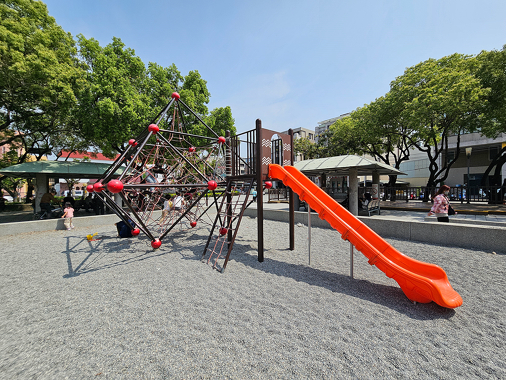 【台中特色公園】金字塔攀爬溜滑梯~大里環保公園｜共融盪鞦韆｜遊戲沙坑區｜大型攀爬網｜臺中美樂地