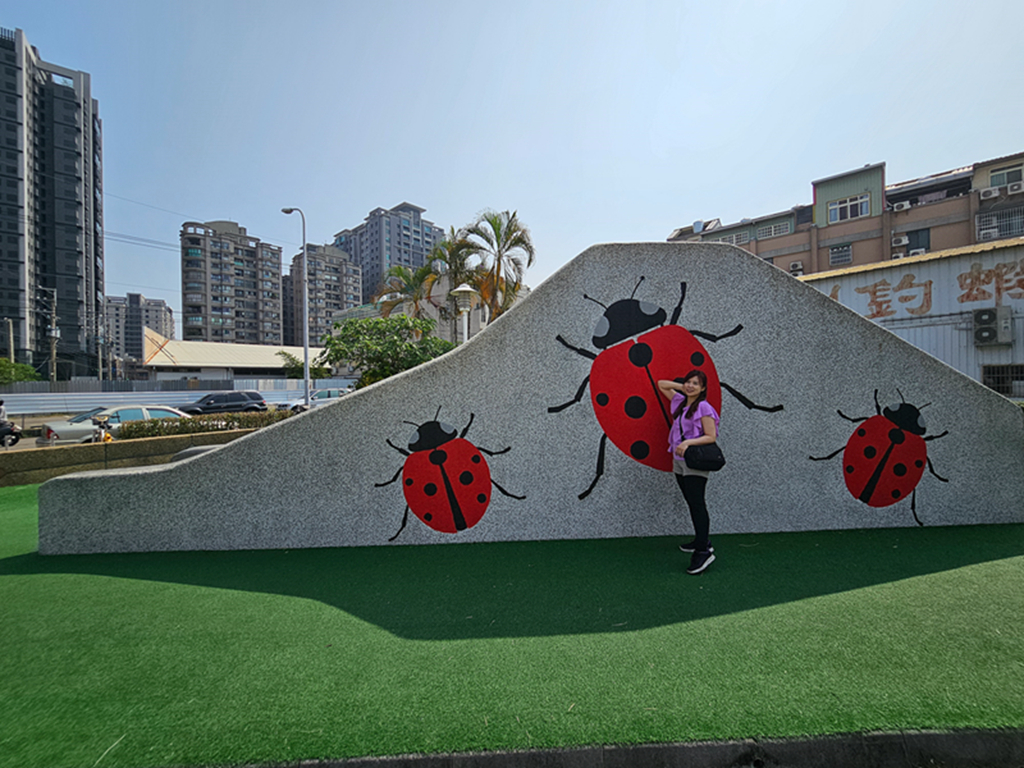 【台中特色公園】瓢蟲彩繪溜滑梯~大里大新兒童公園|多功能滑梯組|地上瓢蟲彩繪|臺中美樂地 - 第5張圖