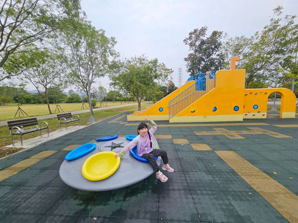 【台中特色公園】潛水艇共融遊戲組~大里仁化公園|旋轉遊具|多種健身器材|臺中美樂地 - 第6張圖
