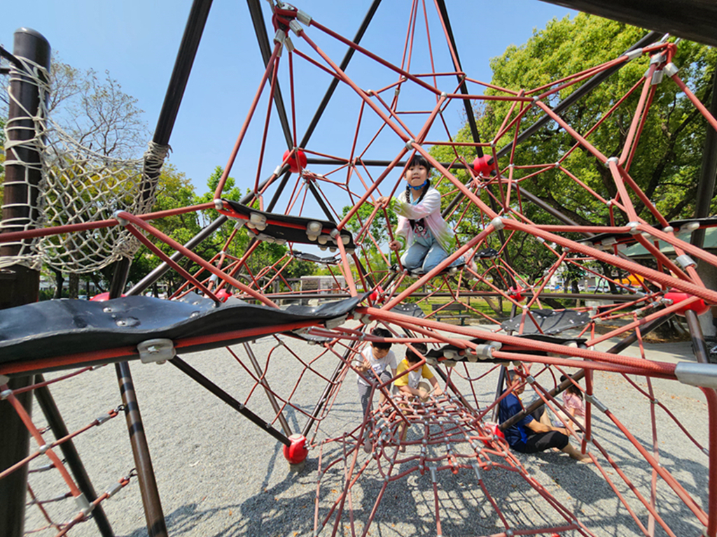 【台中特色公園】金字塔攀爬溜滑梯~大里環保公園｜共融盪鞦韆｜遊戲沙坑區｜大型攀爬網｜臺中美樂地