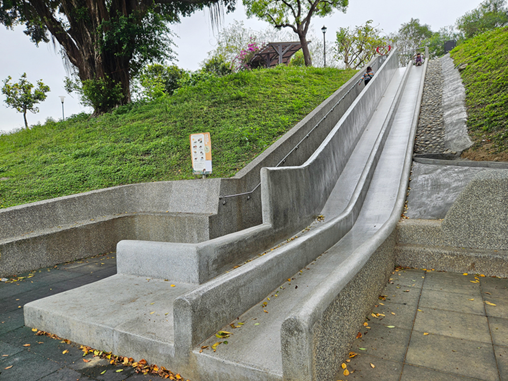【台中特色公園】彩繪階梯＋幸福道＋超長溜滑梯~大平九二一震災紀念公園｜多元溜滑梯組合遊具｜繩索擺盪鞦韆｜重直旋轉鞦韆
