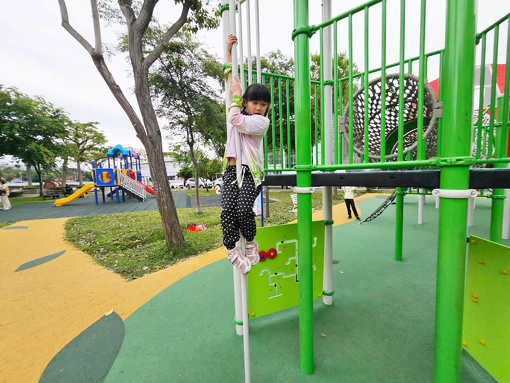 【台中特色公園】🐛 毛毛蟲元素主題溜滑梯~太平八德公園｜毛毛蟲攀爬架＋荔枝球｜踏階形式裝置+網狀通道｜臺中美樂地