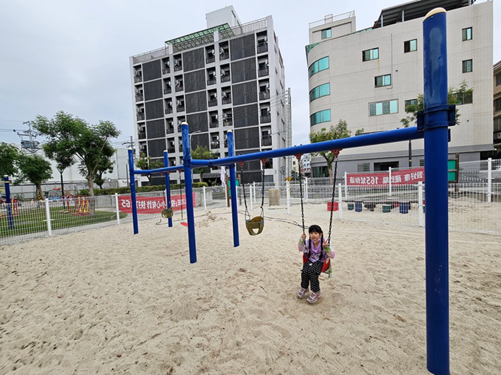 【台中特色公園】枇杷磨石子彩繪溜滑梯~太平兒1公園｜溜滑梯＋盪鞦韆＋沙坑｜臺中美樂地