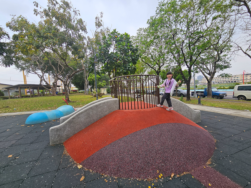 【台中特色公園】超.萌.共融遊具~大里仁堤公園|沙坑滑梯|毛毛蟲拍拍區|臺中美樂地 - 第6張圖