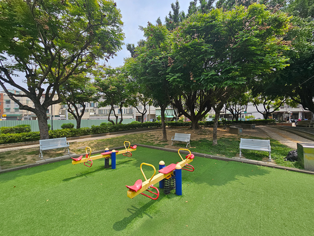 【台中特色公園】大象磨石子溜滑梯~大里文化公園|🐘+🐴+⚖️+🪽 遊具界四天王:大象滑梯、搖搖馬、蹺蹺板、盪鞦韆|臺中美樂地 - 第6張圖