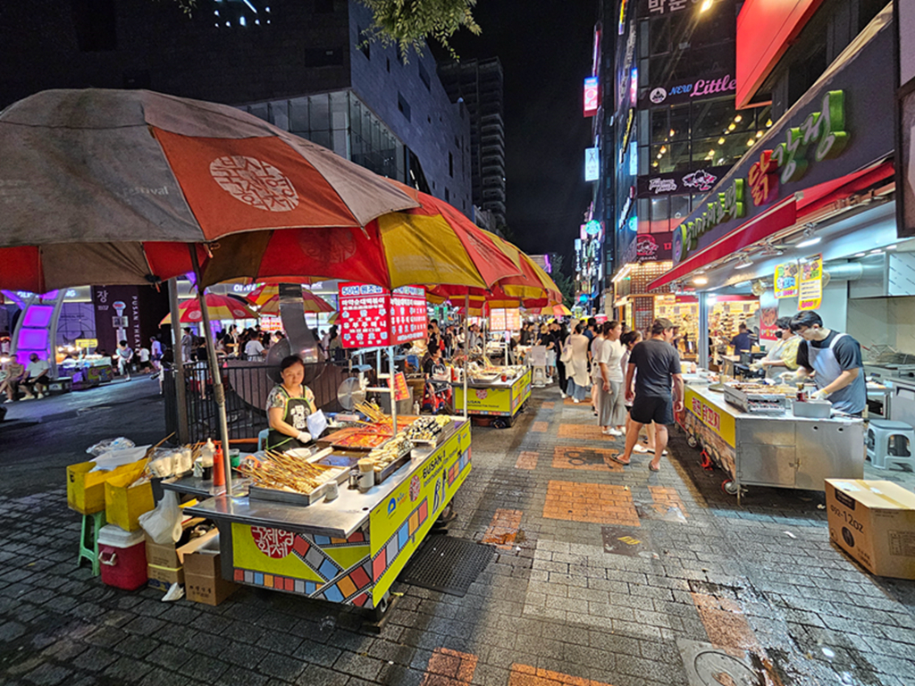 【韓國釜山景點】夜景＋氛圍＋消夜美食~釜山BIFF 廣場│小吃的天堂、卡路里的煉獄、荷包的地獄