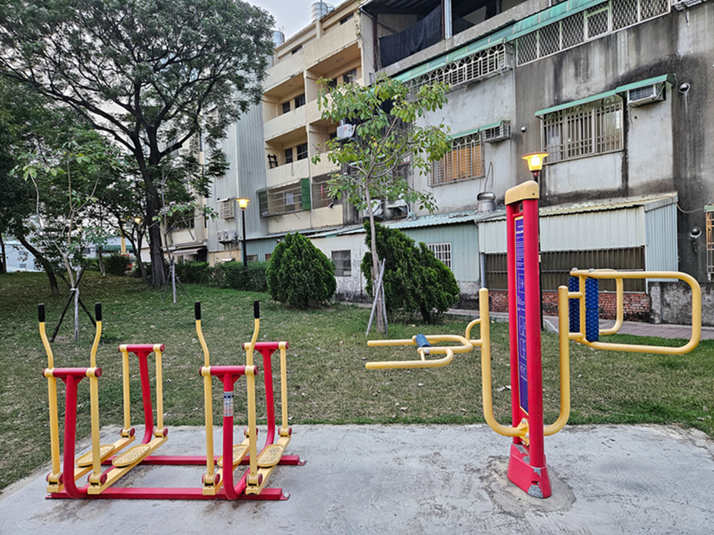 【台中特色公園】三角盪盪機~大里金城社區公園|彩虹溜滑梯組|小型攀爬堡|臺中美樂地| - 第6張圖 【台中特色公園】三角盪盪機~大里金城社區公園|彩虹溜滑梯組|小型攀爬堡|臺中美樂地|