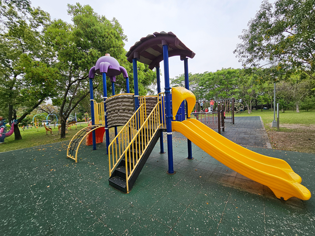 【台中特色公園】梅花鹿磨石子造型溜滑梯~塗城里社區公園｜退役戰車｜跳跳床｜蹺蹺板＆盪鞦韆｜臺中美樂地