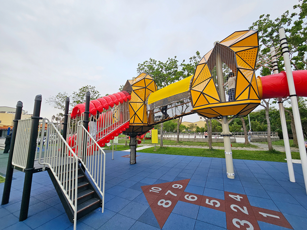 【台中特色公園】大黃蜂奇幻溜滑梯~大里瑞城公園｜綠色能量補給站｜親子同樂首選一起放電｜臺中美樂地