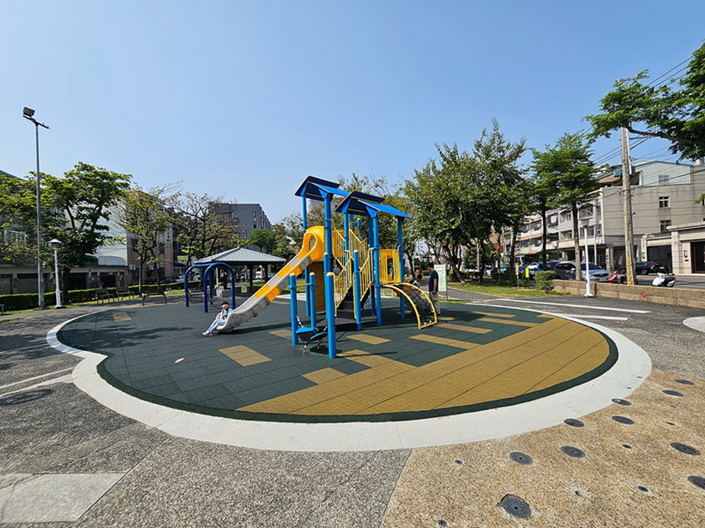 【台中特色公園】瓢蟲彩繪溜滑梯~大里大新兒童公園|多功能滑梯組|地上瓢蟲彩繪|臺中美樂地 - 第6張圖