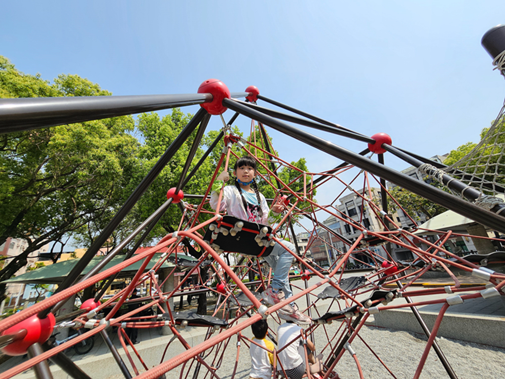 【台中特色公園】金字塔攀爬溜滑梯~大里環保公園｜共融盪鞦韆｜遊戲沙坑區｜大型攀爬網｜臺中美樂地