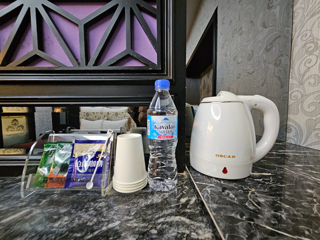 【台中住宿】歐洲宮廷房型~大里羅馬假期汽車旅館｜拱門造型＋花紋軟墊｜獨立玻璃淋浴間&大浴缸