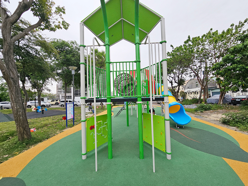 【台中特色公園】🐛 毛毛蟲元素主題溜滑梯~太平八德公園｜毛毛蟲攀爬架＋荔枝球｜踏階形式裝置+網狀通道｜臺中美樂地