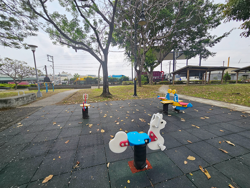 【台中特色公園】超.萌.共融遊具~大里仁堤公園|沙坑滑梯|毛毛蟲拍拍區|臺中美樂地 - 第7張圖
