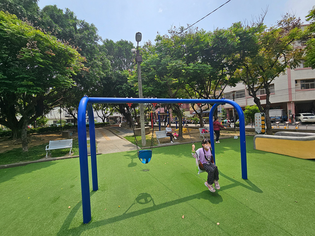 【台中特色公園】大象磨石子溜滑梯~大里文化公園|🐘+🐴+⚖️+🪽 遊具界四天王:大象滑梯、搖搖馬、蹺蹺板、盪鞦韆|臺中美樂地 - 第7張圖