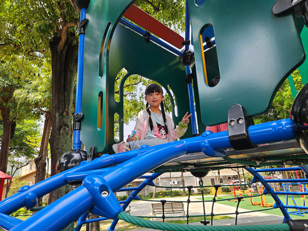 【台中特色公園】黃色彎管旋轉溜滑梯~大里日新社區公園|藍色小堡壘|溜滑梯+攀爬網+鞦韆+體健區|臺中美樂地 - 第7張圖