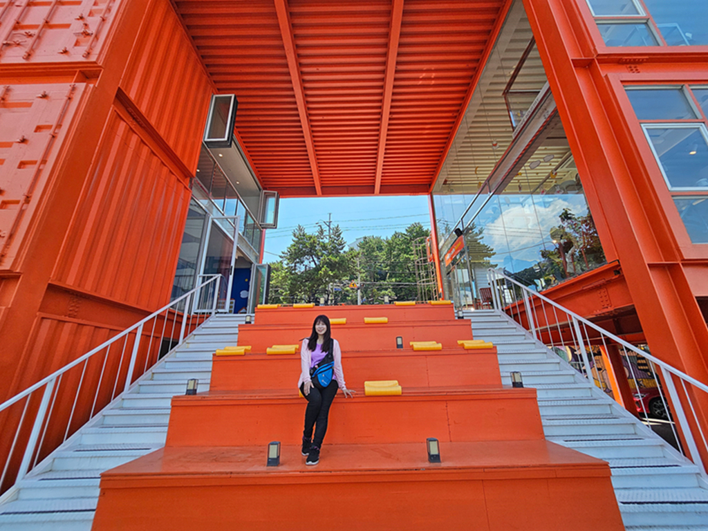 【韓國釜山景點】置身米飛兔童話世界的唯美角落~釜山 Miffy Café│通往米飛世界的橘色階梯│兔界朝聖地!🐰✨│透明貨櫃屋打卡地標 - 第6張圖