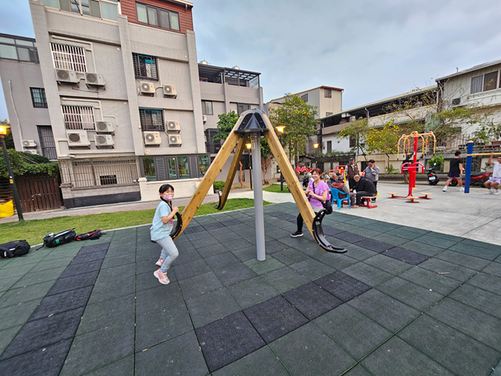 【台中特色公園】三角盪盪機~大里金城社區公園｜彩虹溜滑梯組｜小型攀爬堡｜臺中美樂地｜