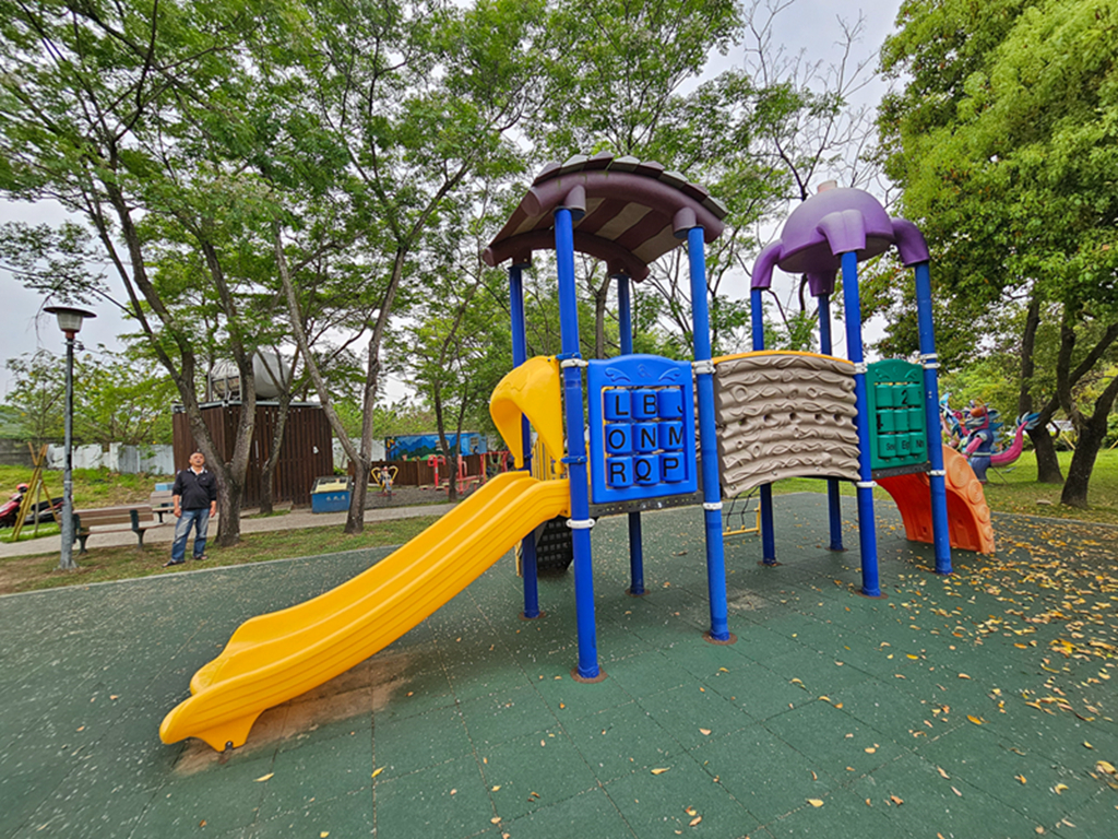 【台中特色公園】梅花鹿磨石子造型溜滑梯~塗城里社區公園|退役戰車|跳跳床|蹺蹺板&盪鞦韆|臺中美樂地 - 第7張圖 【台中特色公園】梅花鹿磨石子造型溜滑梯~塗城里社區公園|退役戰車|跳跳床|蹺蹺板&盪鞦韆|臺中美樂地